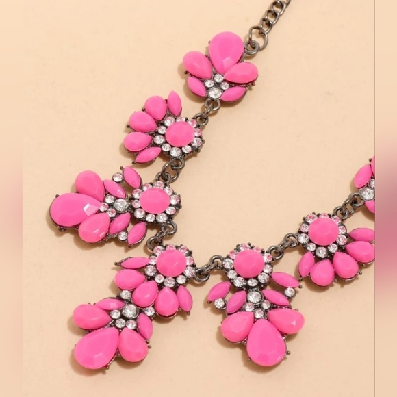 Rhinestone Flower Decor Necklace - Picture 5 of 6